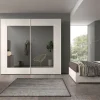 Arredamento camera matrimoniale spatolato con specchi fumè