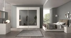 Arredamento camera matrimoniale spatolato con specchi fumè