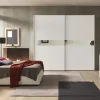 Camera da letto con letto contenitore: camera da letto in laminato bianco frassinato