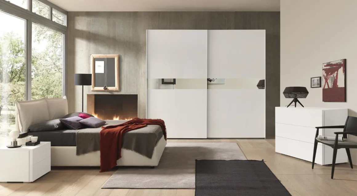 Camera da letto con letto contenitore: camera da letto in laminato bianco frassinato