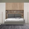 Camera da letto moderna con armadio a ponte noce e spatolato