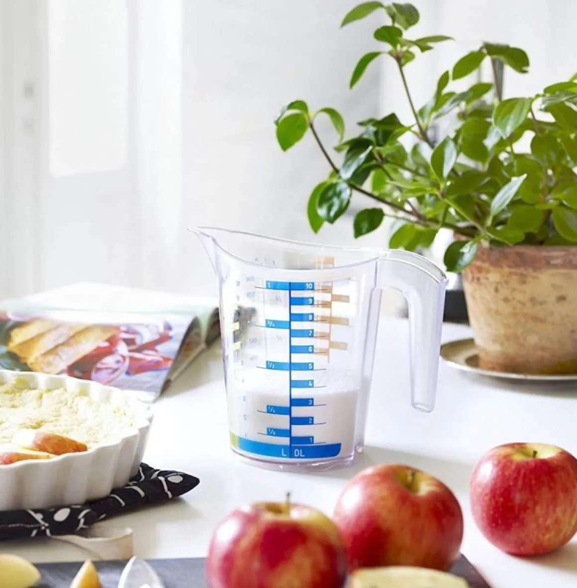CARAFFA GRADUATA DOMINO IN PLASTICA TRASPARENTE 18.5X12.4CM H. 15.7CM 1LT