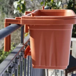Fioriera regolabile per balconi: modello rondine color terracotta