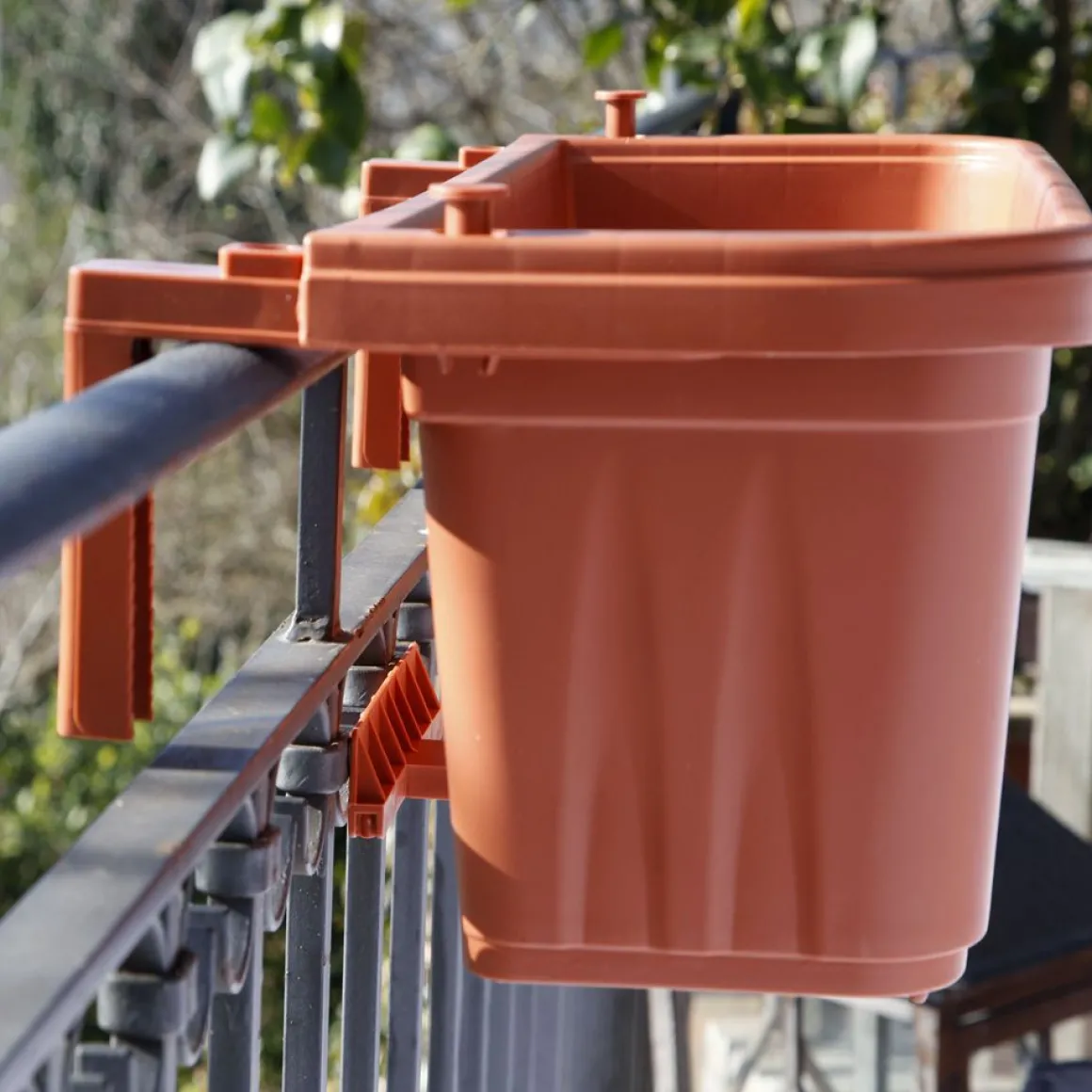 Fioriera regolabile per balconi: modello rondine color terracotta