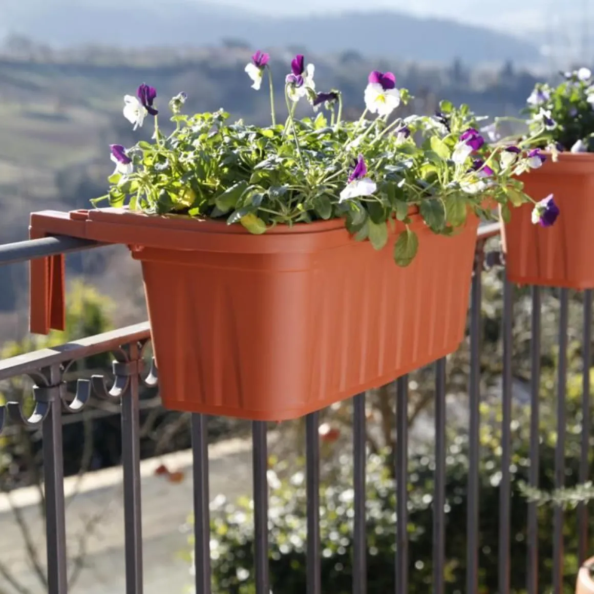 Fioriera regolabile per balconi: modello rondine color terracotta