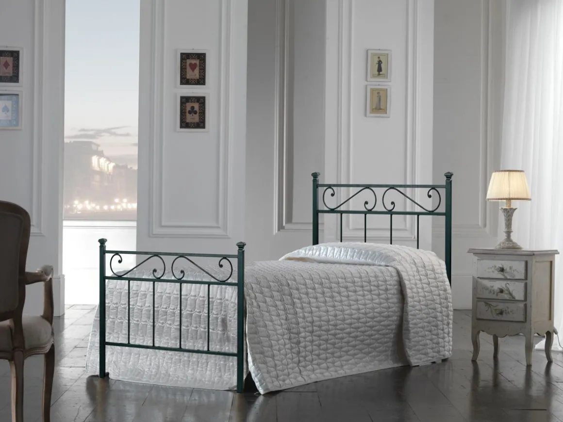 Letto una piazza con giroletto in ferro