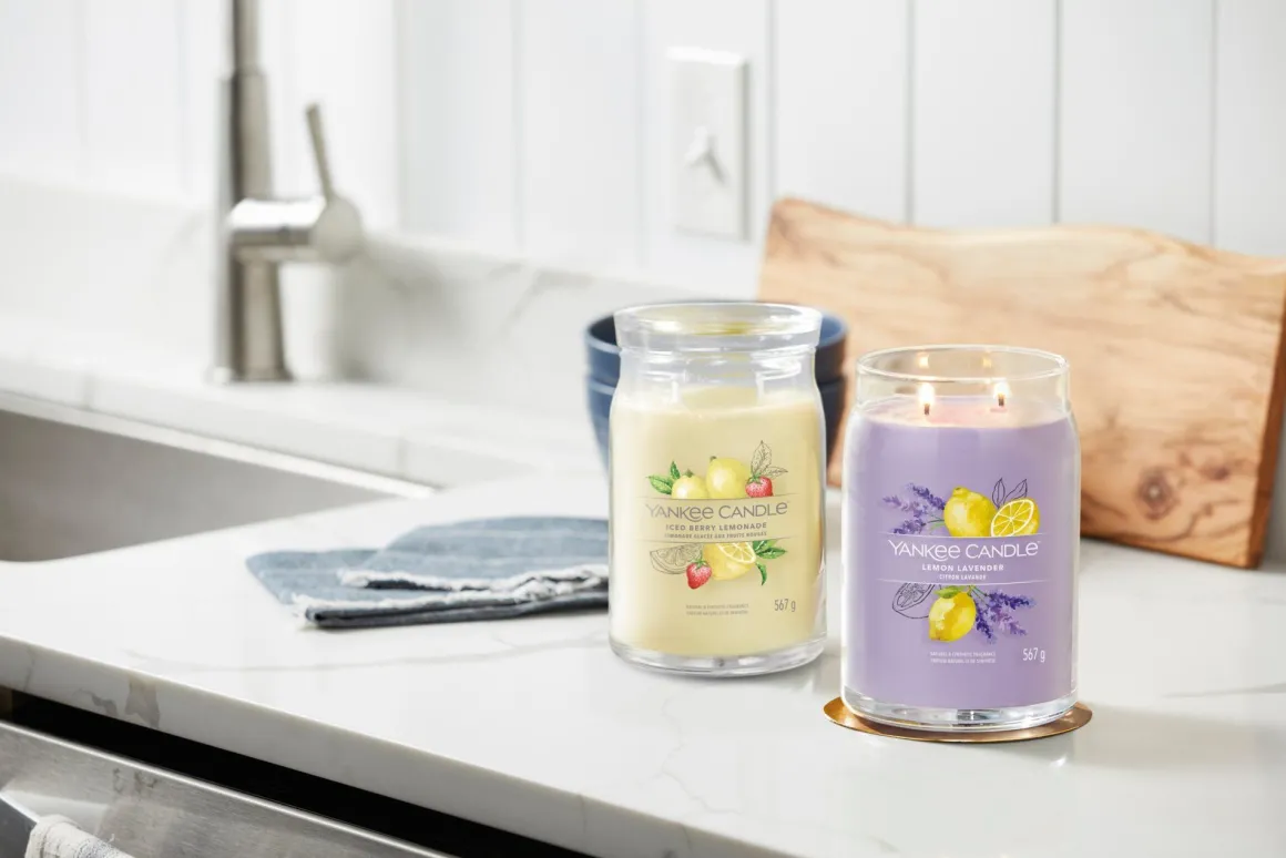 YANKEE CANDLE - GIARA GRANDE 2 STOPPINI ICED BERRY LEMONADE: vendita online YANKEE CANDLE - GIARA GRANDE 2 STOPPINI ICED BERRY LEMONADE in offerta