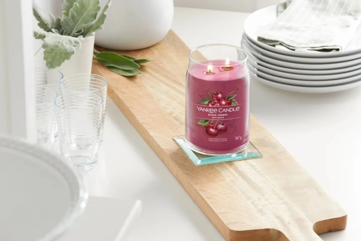 YANKEE CANDLE - GIARA GRANDE 2 STOPPINI BLACK CHERRY: vendita online YANKEE CANDLE - GIARA GRANDE 2 STOPPINI BLACK CHERRY in offerta
